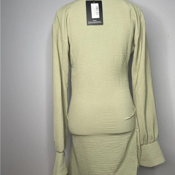 Pretty Little Thing Textured Extreme Plunge Bell Cuff Faux WrapShirt Dress US/2 - Picture 3 of 9